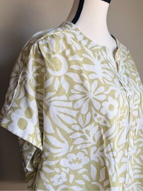 Light Green and White Floral Linen-Blend Button-Up Blouse